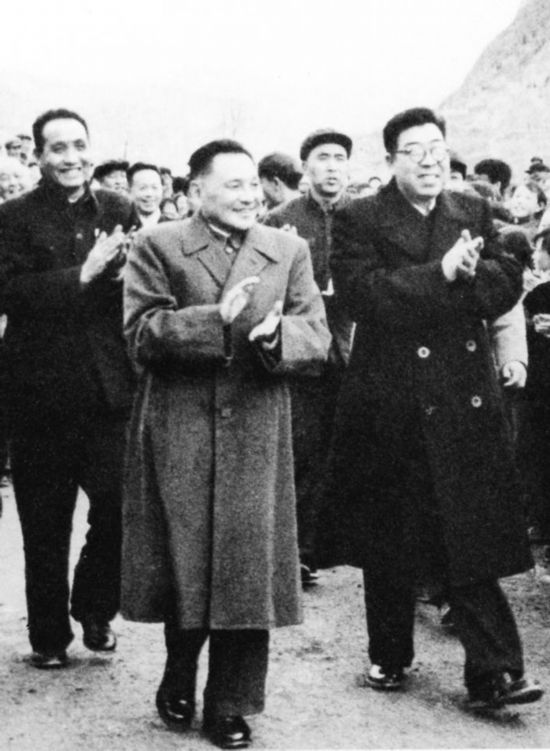 说明: 1966年4月，邓小平视察延安。