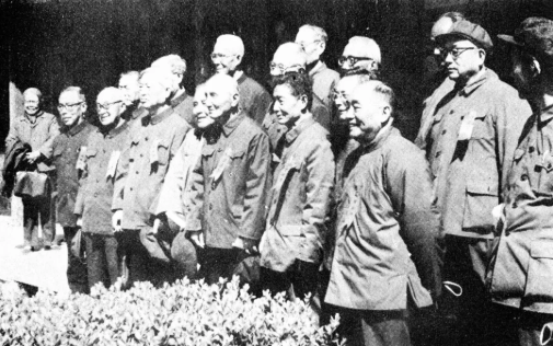 一群穿着军装的人的黑白照片描述已自动生成